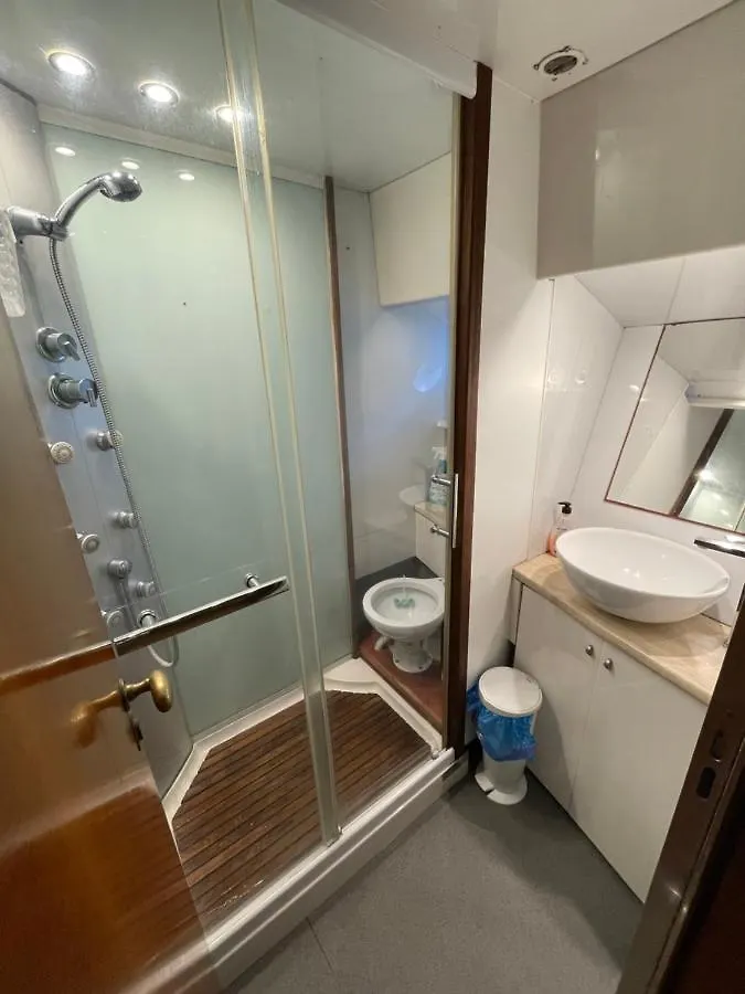 Hotel na wodzie Hotel Wonderful Yatch To Rent At Tenerif South Las Galletas